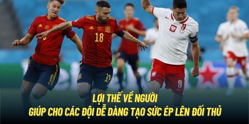 Lợi thế về người giúp cho các đội dễ dàng tạo sức ép lên đối thủ